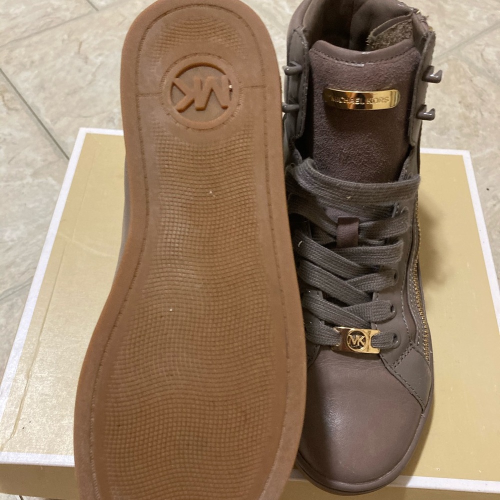 Shoes - Picture 10 of 10
